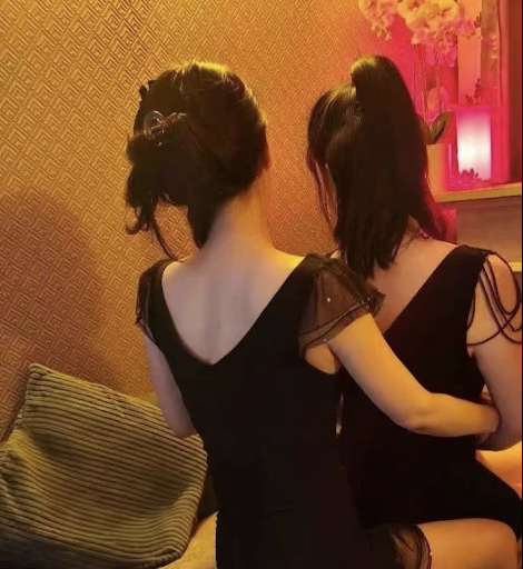 Deux praticiennes du salon Ruyi Massage dans une cabine chaleureuse